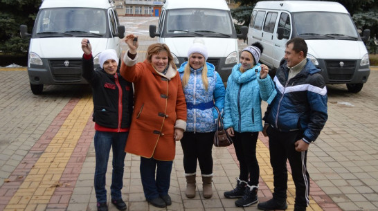 В Эртильском районе 3 многодетные семьи получили микроавтобусы 