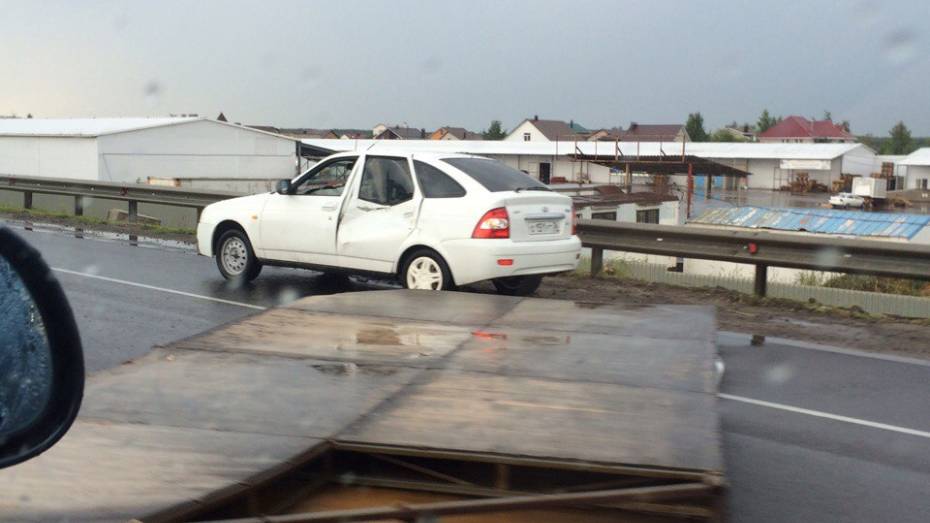 В Воронежской области рекламный щит упал на машину