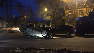 В Воронеже на перекресте перевернулся Nissan Teana