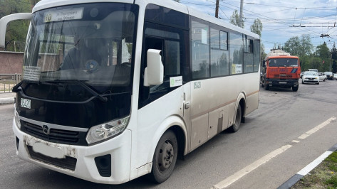 В Воронеже столкнулись КамАЗ и автобус с 18 пассажирами