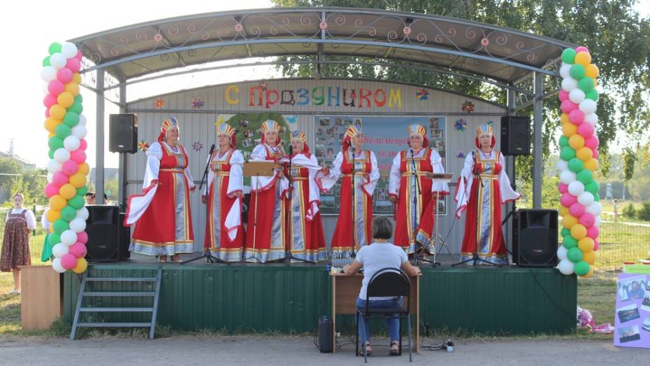 В лискинском селе Коломыцево установили уличную сцену