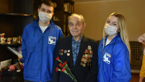 «Берегите мир, внучки!» Волонтеры Победы вручили воронежским ветеранам подарки и гвоздики