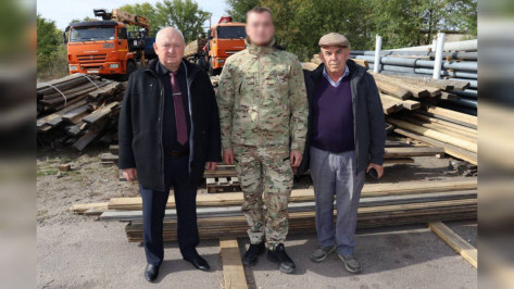 Лискинцы передали участникам СВО стройматериалы и продовольствие