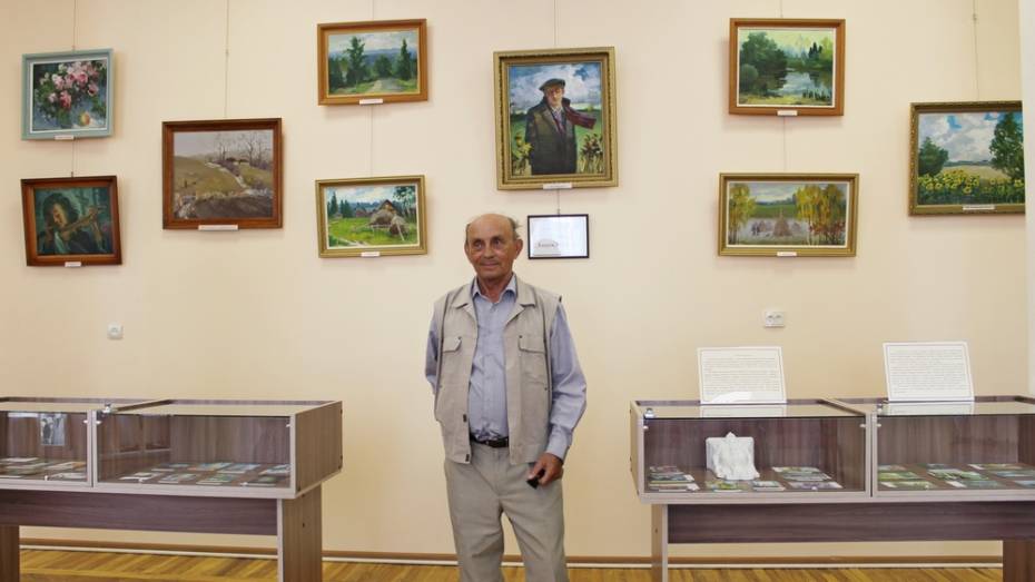 Таловцев пригласили на выставку картин местного художника Алексея Сурова
