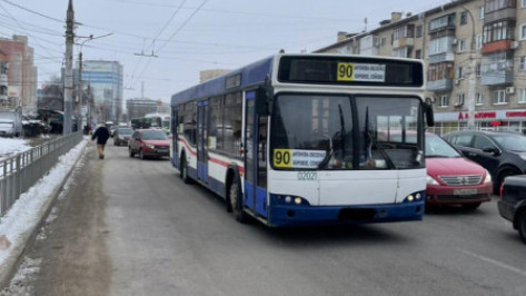 В Воронеже пассажирка автобуса выпала из салона на проезжую часть