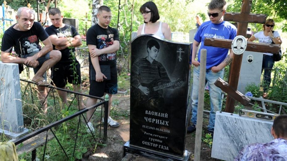 В Воронеже московские музыканты установили памятник гитаристу «Сектора Газа»