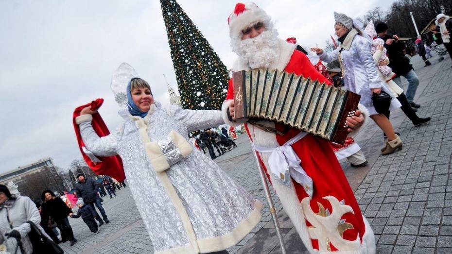 Россияне отпразднуют Новый год в Москве и Санкт-Петербурге