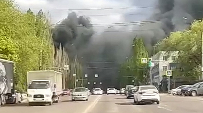 Огромное облако черного дыма сняли на видео в Воронеже