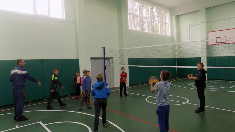 В эртильской сельской школе впервые за 30 лет капитально отремонтировали спортзал