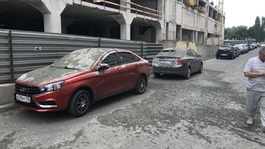 Бетонная масса обрушилась на припаркованные автомобили в Воронеже 