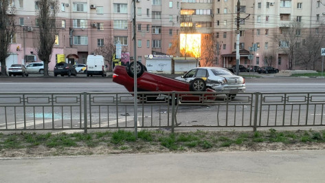 Mitsubishi Lancer перевернулся в Ленинском районе Воронежа