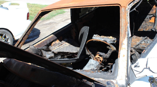 В ольховатском селе сгорел автомобиль Volkswagen Passat