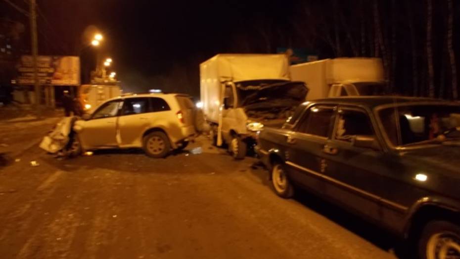 В Воронеже три человека были ранены после столкновения трех машин (ВИДЕО)