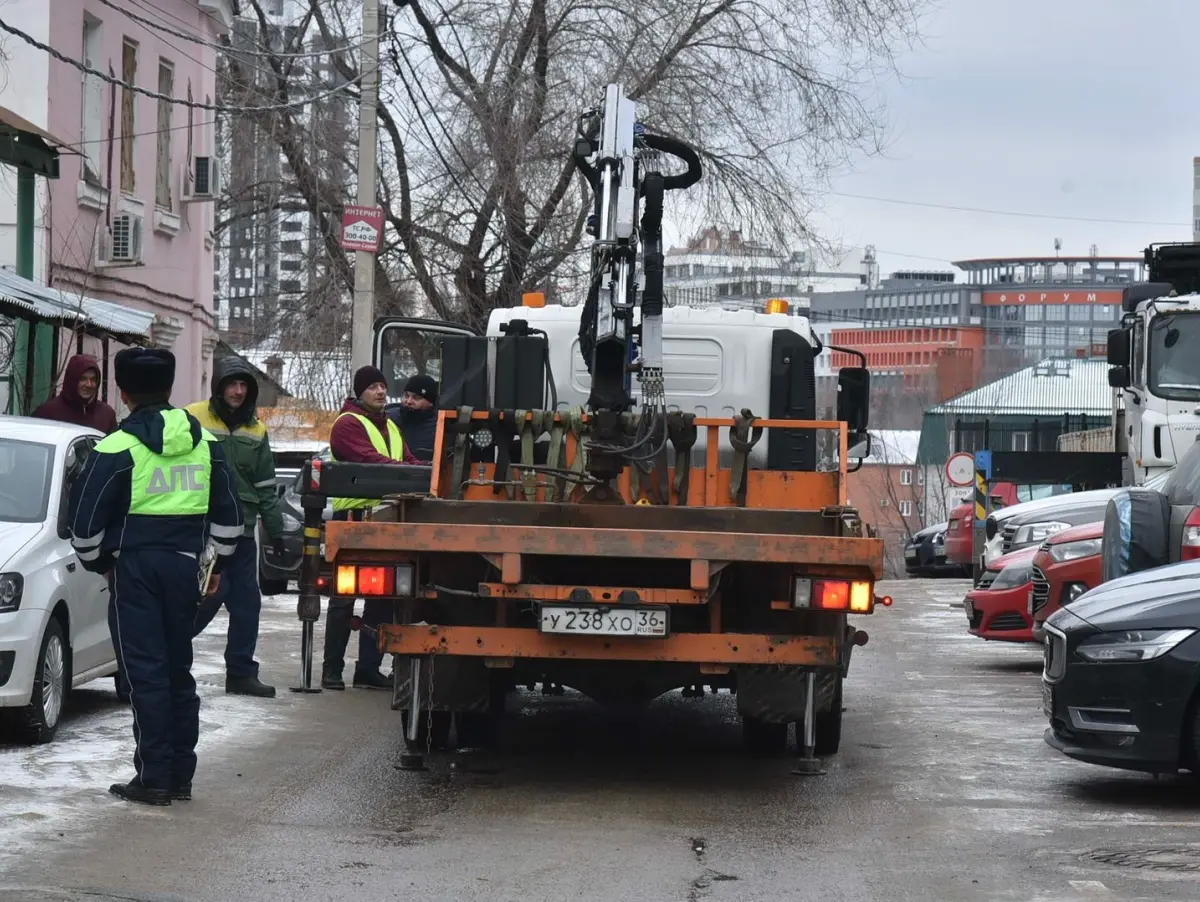 В Воронеже эвакуировали 108 автомобилей с закрытыми или снятыми госномерами