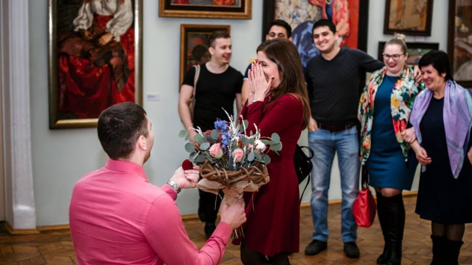В Воронеже парень сделал любимой предложение на экскурсии в музее Крамского