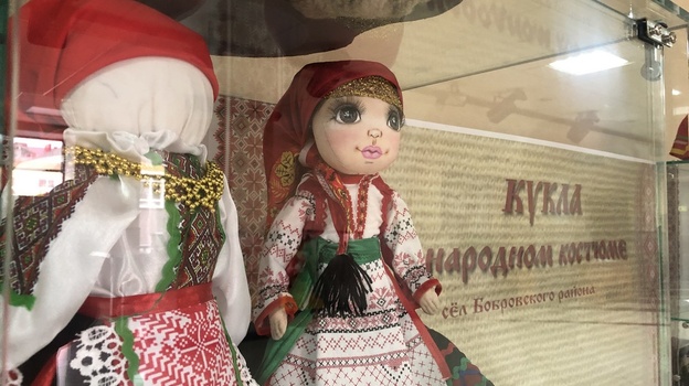 Выставка кукол в народном костюме открылась в Боброве