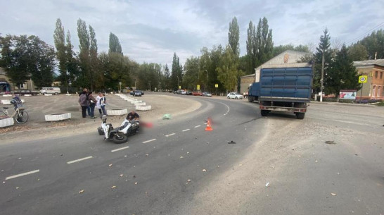 В Репьевском районе при столкновении с КамАЗом серьезно пострадали водитель скутера и его пассажирка