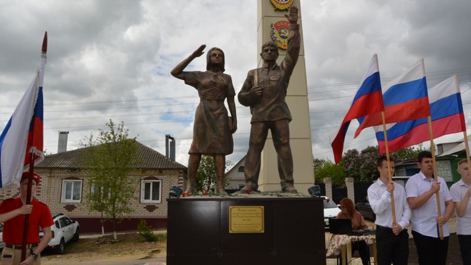Памятник погибшим в годы ВОВ пионерам и комсомольцам открыли в Богучаре