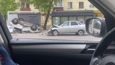 Автомобиль Renault перевернулся на улице Богдана Хмельницкого в Воронеже