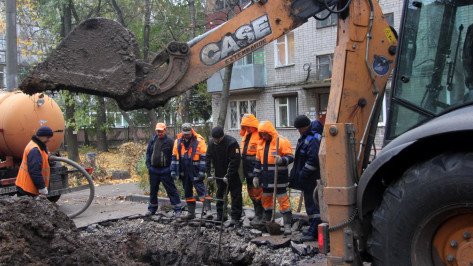Коммунальщики устранили порыв водовода в Воронеже спустя сутки