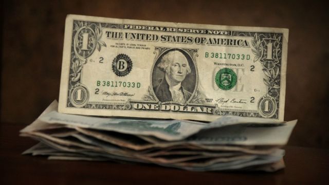 Банки России увеличили разницу между покупкой и продажей валюты