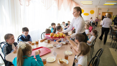 Роспотребнадзор изъял около 2 т продуктов в воронежских школах и садах в 2017 году