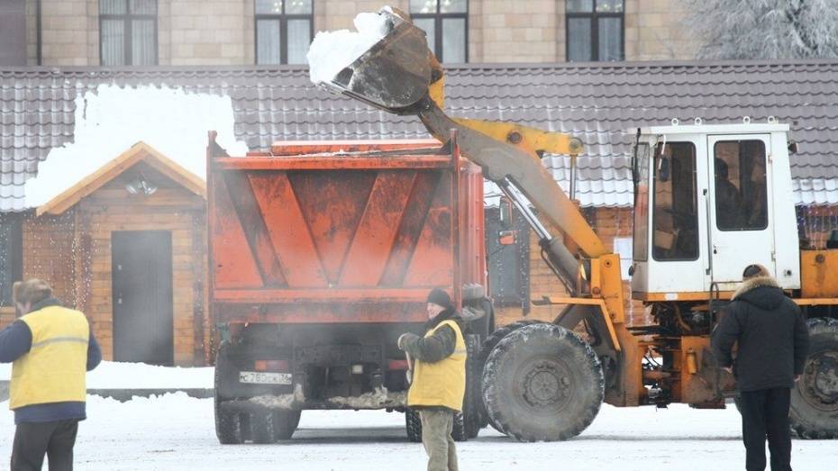 В Воронеже в ночной уборке снега задействовали 129 машин