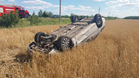 В Воронежской области Chevrolet съехал в поле и перевернулся: пострадали 2 девушки