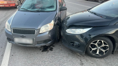 Причиной огромной пробки в Воронеже на улице Антонова-Овсеенко стала массовая авария