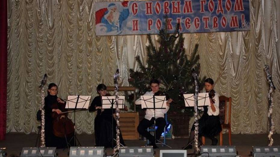 Выпускники Воронежской академии искусств поздравили верхнемамонцев с Рождеством