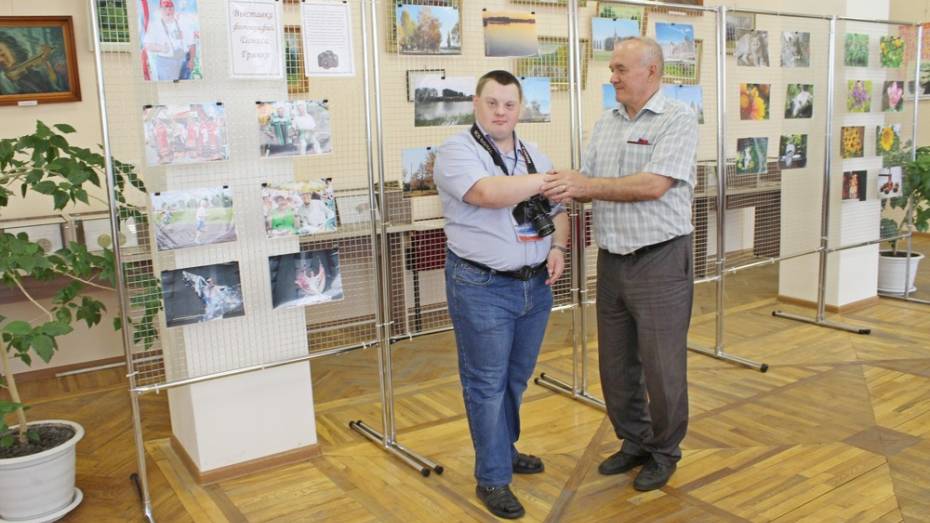 В Таловой открылась выставка фотографа-любителя Дениса Грянко