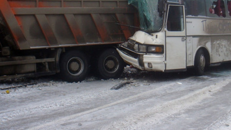Пассажирский автобус врезался в «КАМАЗ» в Воронежской области