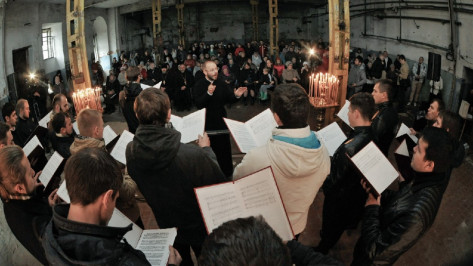 Воронежский мужской хор выступил при свечах в спасенном от сноса храме