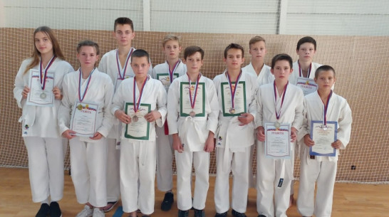 Поворинские каратисты выиграли 5 золотых медалей на соревнованиях в Боброве