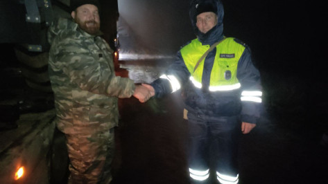 Перевозивший 2 трактора КамАЗ с пробитыми колесами заблокировал полосу воронежской трассы