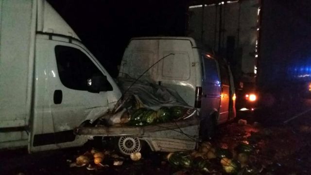 Peugeot Boxer протаранил фургон с арбузами и фуру на трассе в Воронежской области