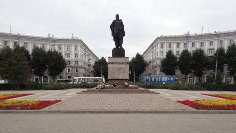 Реставрацию памятника генералу Черняховскому в Воронеже проведет питерская фирма