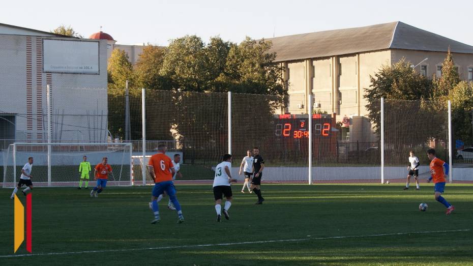 Бобровские футболисты вышли в полуфинал первенства области