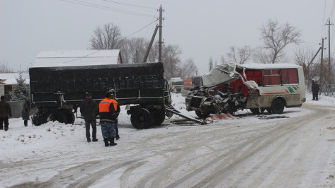 В Воронежской области «КАМАЗ» столкнулся с автобусом ритуальных услуг