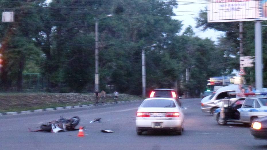9-летняя девочка пострадала в субботнем ДТП с мотоциклом на перекрестке Брусилова и Ленинского проспекта