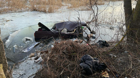 «Семерка» с компанией молодежи упала в реку с моста в Воронежской области