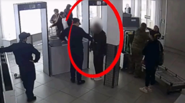 В Воронеже на вокзале задержали пассажирку, у которой при досмотре выпал сверток с мефедроном