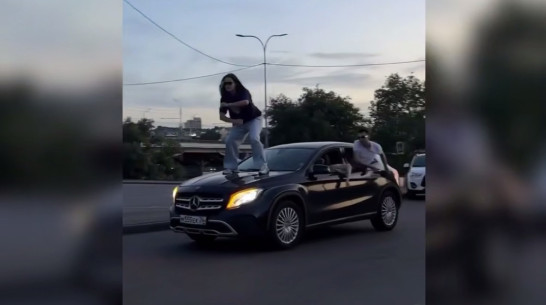 В Воронеже водителя Mercedes оштрафовали за перевозку пассажира на капоте