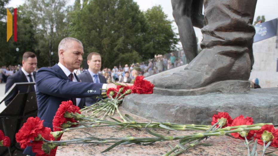 Представители власти и жители региона возложили цветы к памятнику «Воронеж – родина ВДВ»