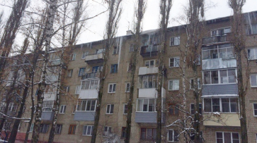 Воронежцы пожаловались на свисающие с крыш метровые сосульки 