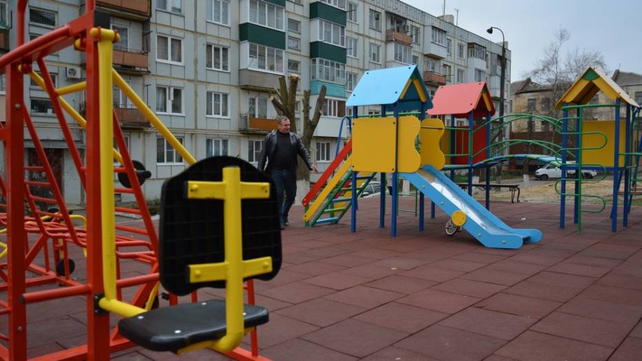 В Острогожске активисты сделали на пустыре детскую площадку