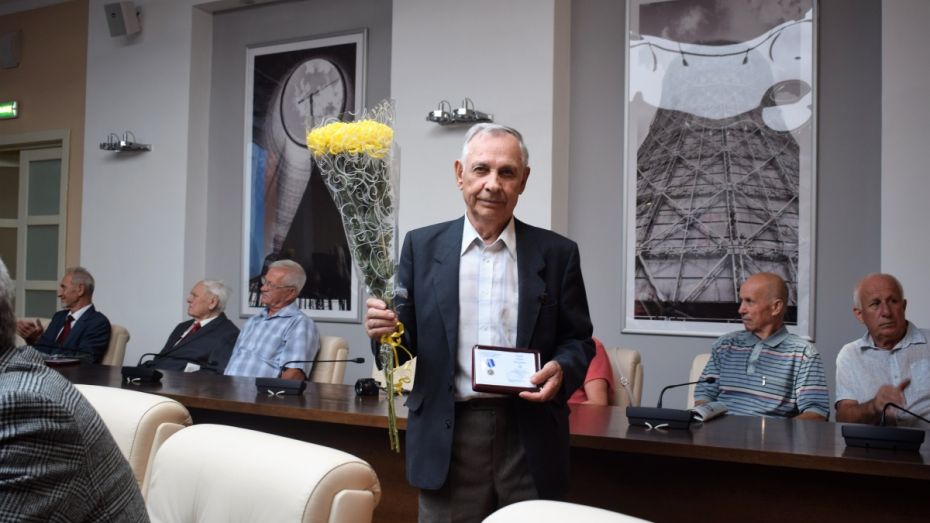 Ветеранов Нововоронежской АЭС наградили перед профессиональным праздником