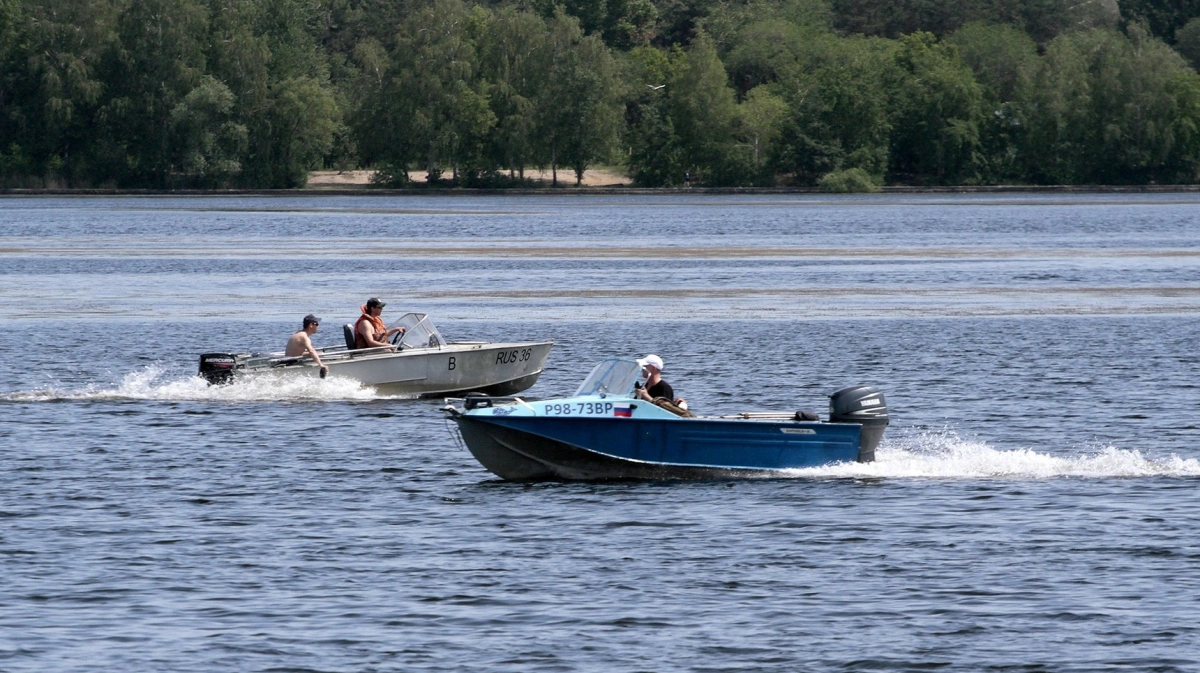 Катер по реке. Лодка в далеке. Задачи на скорость течения реки егэ. 2 моторные лодки движутся. 2 моторные лодки движутся.