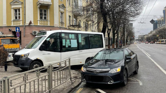 В Воронеже две пассажирки автобуса пострадали в результате резкого торможения