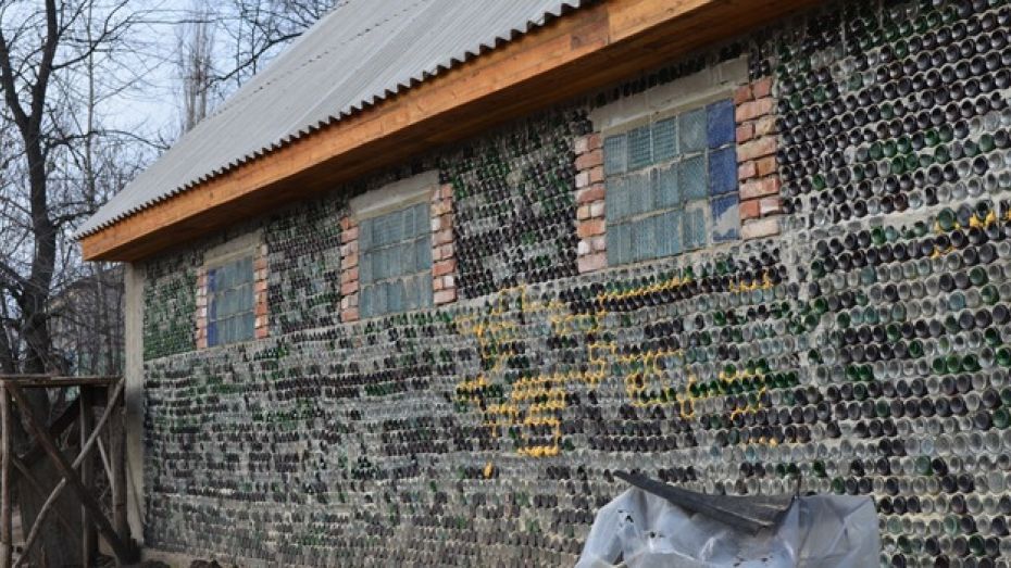 Военный пенсионер из Семилукского района освоил технологию строительства из бутылок